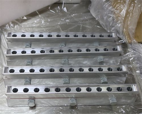Dudak Rengi Üretim Hatı Dudak Rengi 12 Delik Kuş Döğüğü Alüminyum Kalıp gümüş temizlenmesi kolay