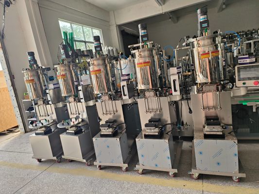 Yarı otomatik Maskara ve Dudak Parlaklığı Doldurma Makinesi Isıtma ve Karıştırma Fonksiyonu ile Dikey Kütleleri